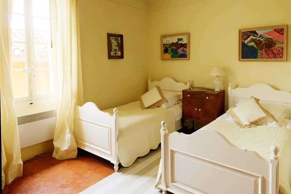 Beautiful village house in centre of Roussillon, private pool, views of Luberon in Roussillon, Parc naturel régional du Luberon