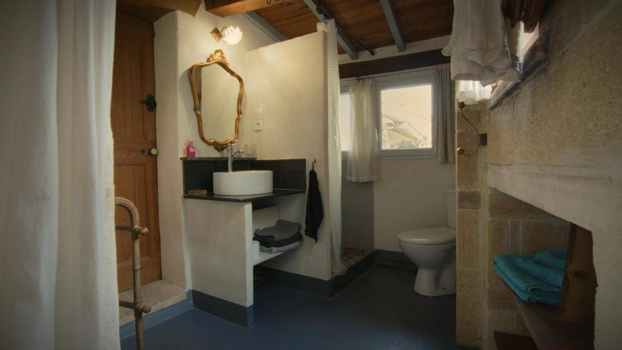 Family Room with Private Bathroom in Collias, Région de Nîmes