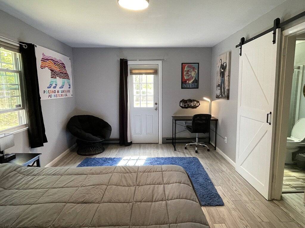 Home w/ Hot Tub, W&D + Free access to Pools, Lake, Fitness, Tennis, & More. in Saw Creek, Monroe County (PA)