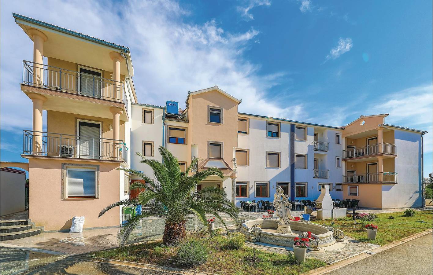 Ganze Ferienwohnung, Gemütliche Ferienwohnung mit Pool, WLAN und Terrasse in der Nähe des Strandes Uvala Bočići in Okrug Gornji, Ciovo