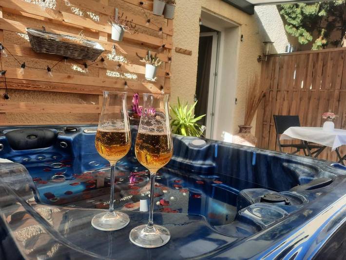 Location de vacances pour 2 personnes, avec terrasse ainsi que jardin et jacuzzi à Malves-en-Minervois