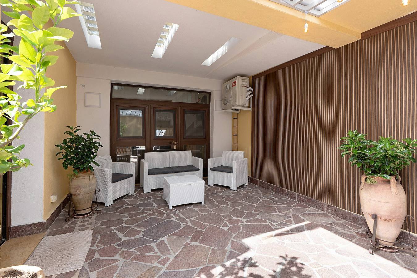 Appartamento intero, Casa vacanze 'Hilten Silver Sands' a 130m dalla spiaggia, giardino privato e Wi-Fi in Spiaggia de Isola delle Femmine, Isola delle Femmine