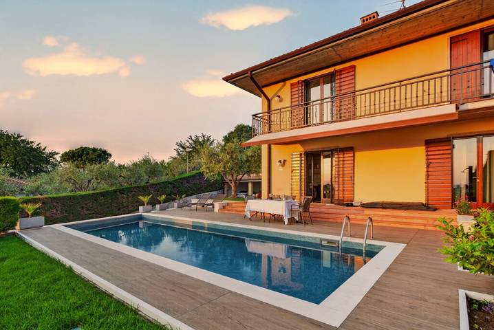 Villa für 9 Personen, mit Pool und Seeblick sowie Garten, mit Haustier