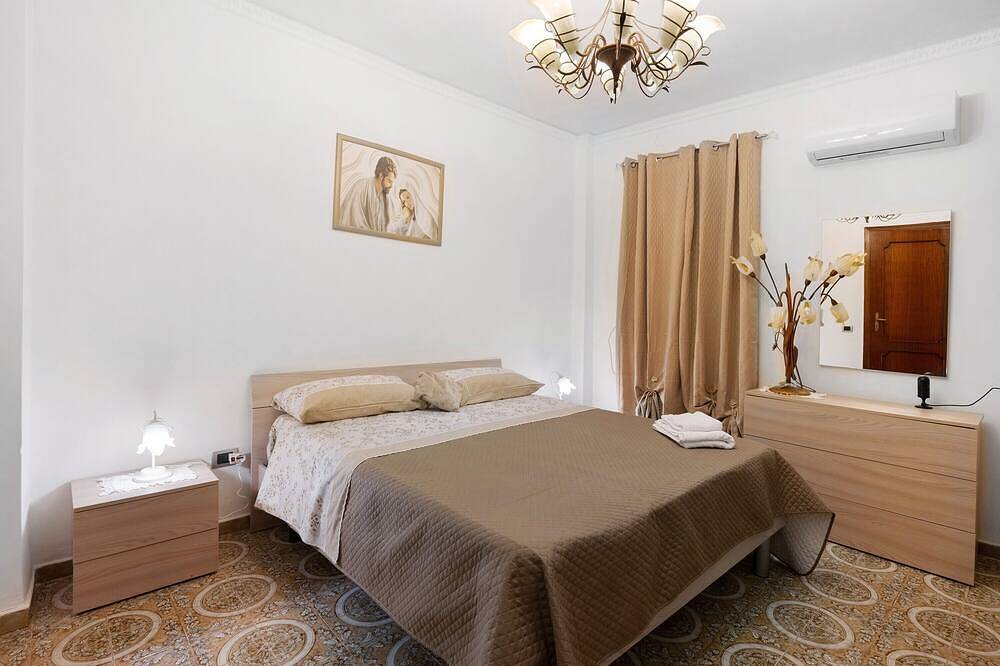 Casa Vacacional 'Holydayshouse' con Vista a la Montaña, Wi-Fi y Aire Acondicionado in Ercolano, Parque nacional del Vesubio