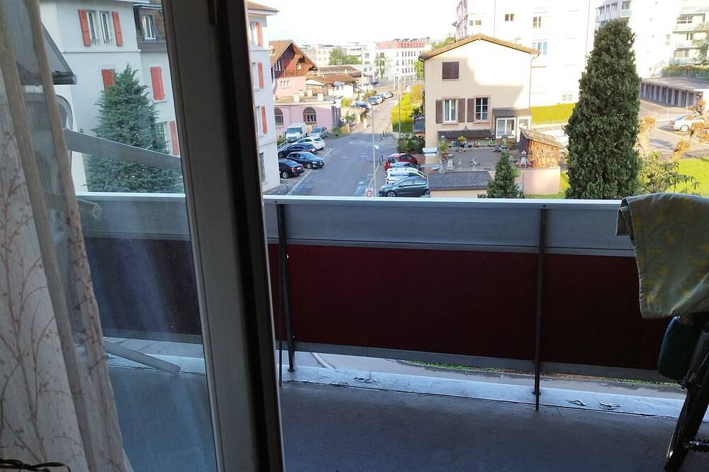 Ganze Wohnung, Furnished appartment vis-a-vis of railstation 5 min from lake at Montreux in Tavel VD, Genfer See