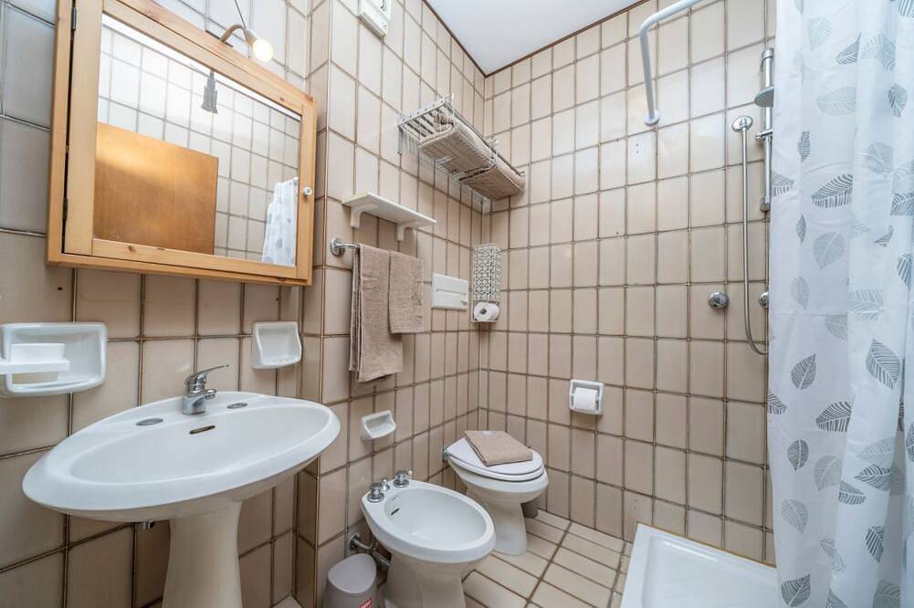 Entire apartment, In Tarvisio, a cozy 35 sqm studio for 2 guests, located on the second floor of a residential building with an elevator (not suitable for disabled persons). Surrounded by greenery, the building offers an open view of the city center, the sports facilities in Tarvisio, Karnischer Hauptkamm