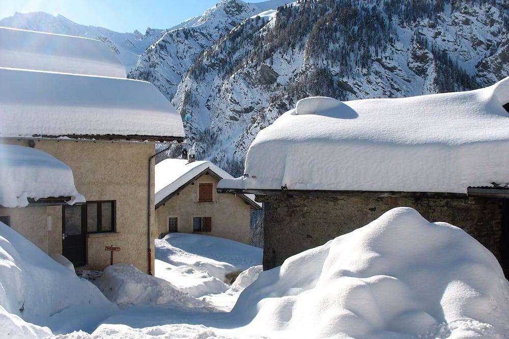 Luxurious mountain chalet in Saint-Veran for 10 people, 4 bedrooms in Saint-Véran, Queyras