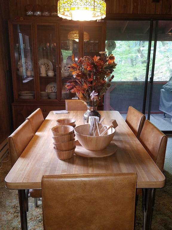 4br 2ba Chalet in Poconos that sleeps 10 in Saw Creek, Pike County