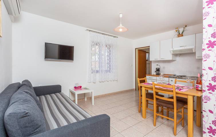Ganze Ferienwohnung, Gemütliche 1-Zimmer-Wohnung mit Terrasse, WLAN und Parkplatz, 2 km vom Strand Vela Plaža entfernt in Baska, Krk