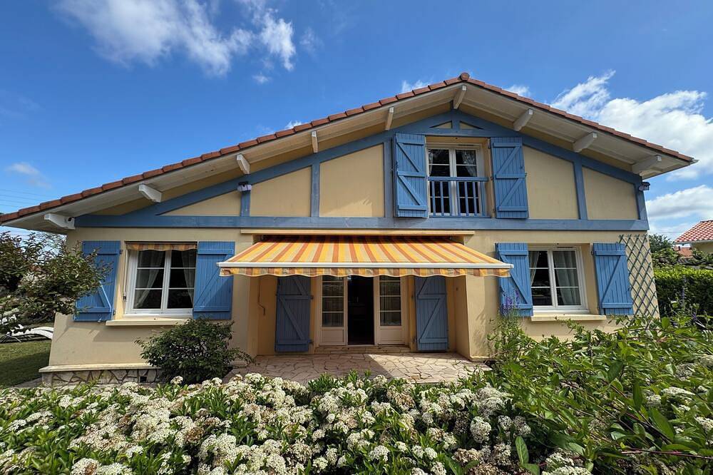 Quiet house with spa, barbecue, garden and view of the cycle path in Landes