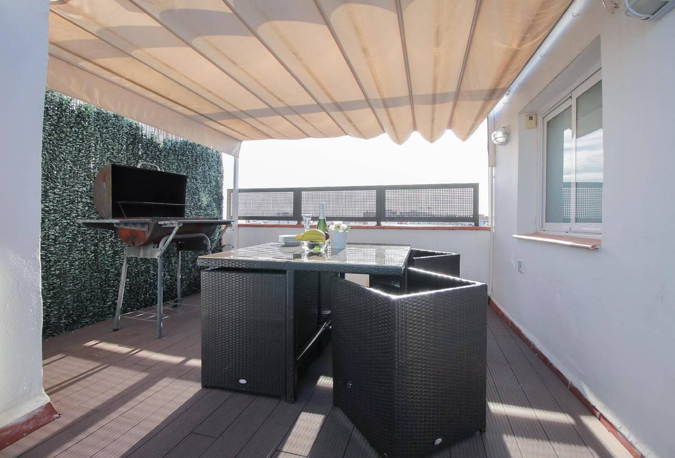 Ganze Wohnung, Ferienwohnung für 4 Personen mit Terrasse in Barcelona Zentrum, Barcelona
