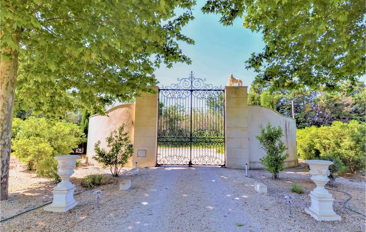 Amplio apartamento con piscina y aparcamiento, cerca de Vallabrègues y Le Rhône in Vallabrègues, Region de Nimes