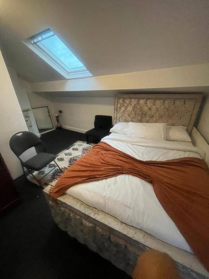 Budget Double Room in Leeds, West Yorkshire