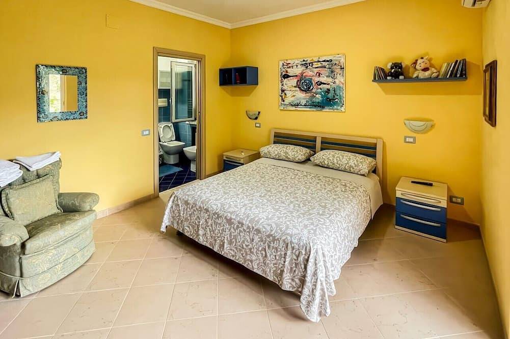 Room with a Separate Entrance in Agropoli, Cilento Coast