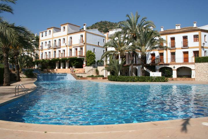 Apartamento para 4 personas, con Terraza además de Jardín y Piscina para niños en La Sella