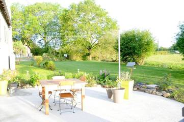 Chambre d’hôte pour 2 personnes, avec vue ainsi que jardin et terrasse à Voussac