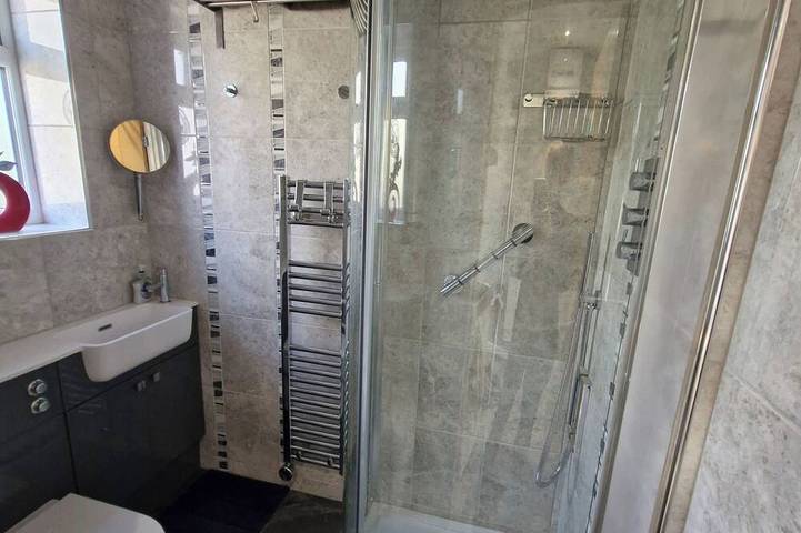 Ganze Wohnung, Stylish Studio Flat with Private Garden, Parking & Dog‑Friendly in Portsmouth, Südostengland