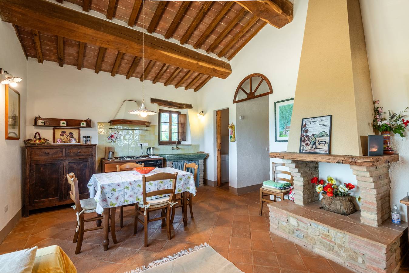 Entire apartment, Apartment 'Casa Rurale Panoramica' with Mountain View, Shared Pool and Wi-Fi in Radicondoli, Siena Province