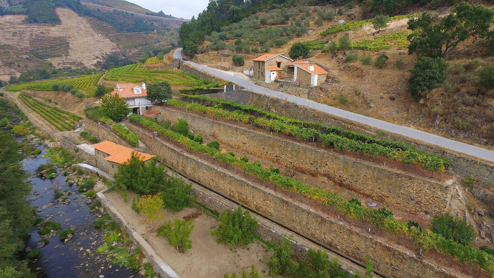 Holiday House in Várzea De Abrunhais with Private Parking in Lamego, Valle del Duero