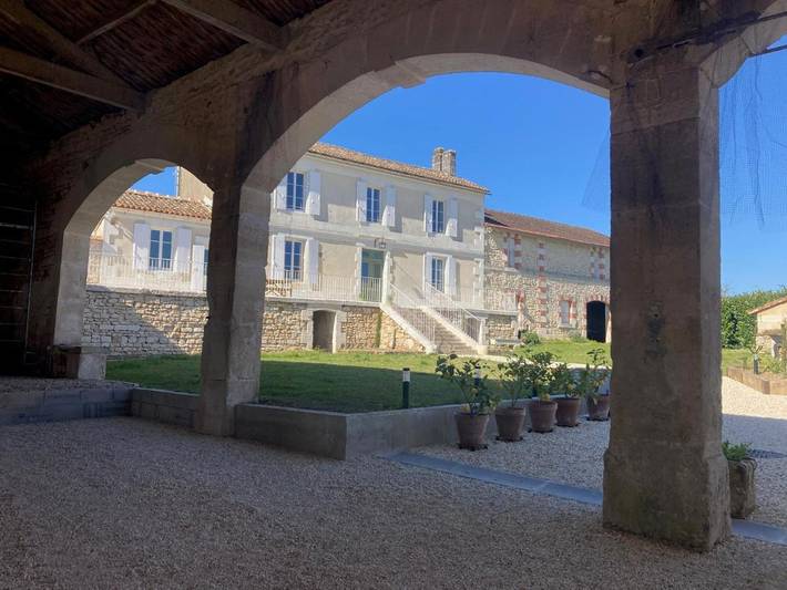 Location de vacances pour 10 personnes, avec Terrasse et Jardin ainsi que Piscine et Vue à Saint-Saturnin (Charente)