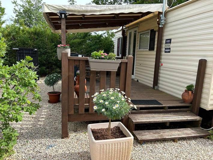 Camping pour 4 personnes, avec vue et terrasse ainsi que piscine et jardin