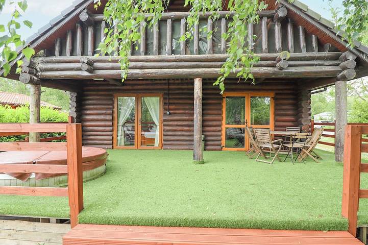 Log cabin for 8 people, with hot tub and garden, with pets in Tattershall