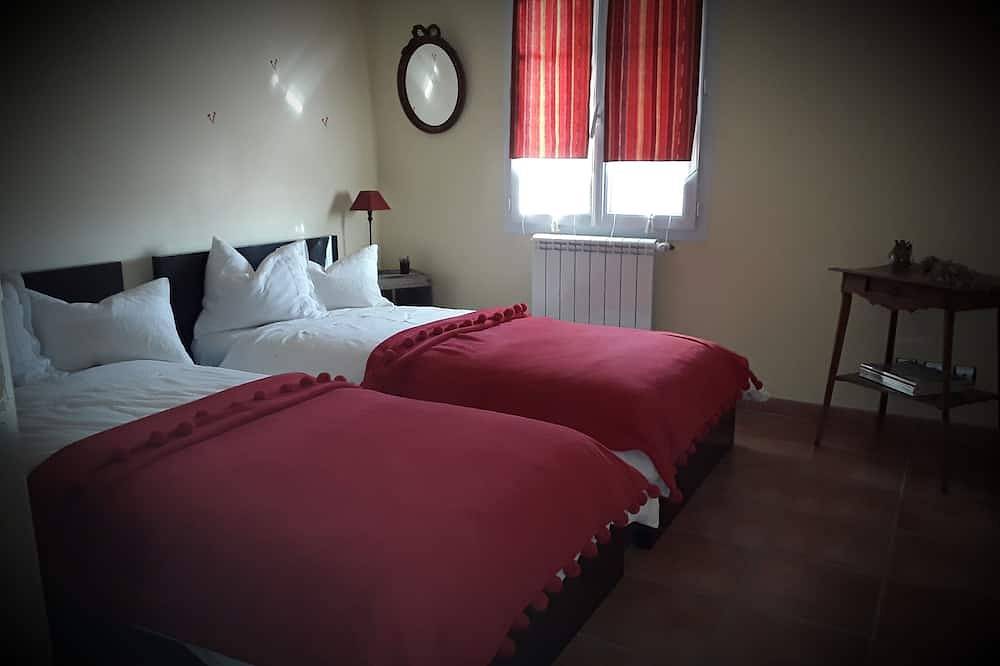 House with heated pool and superb view of Lussan in Lussan, Nimes und Umgebung