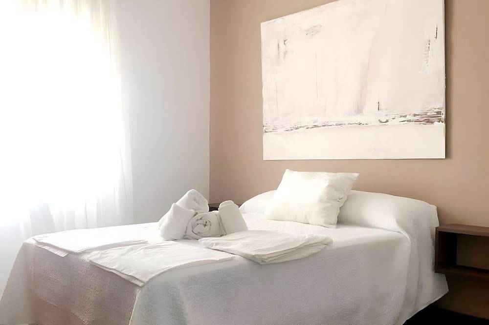 Apartamento entero, Apartamento 'Centrico Y Acogedor' con vistas a la montaña, Wi-Fi y aire acondicionado in Cazorla, Parque natural de las Sierras de Cazorla y Segura