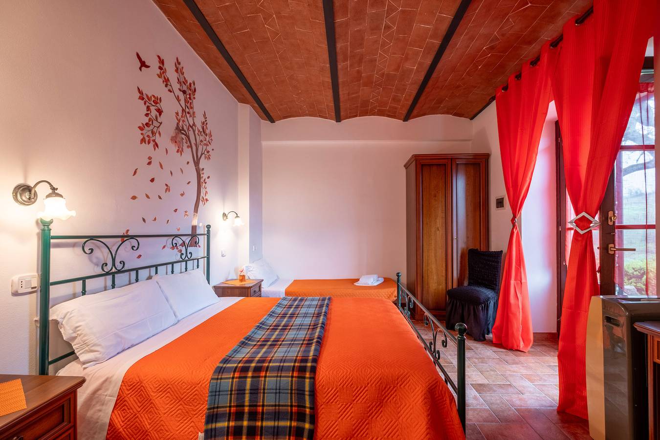 Room 'Arancione' with Shared Pool and Shared Garden in Semproniano, Grosseto Province