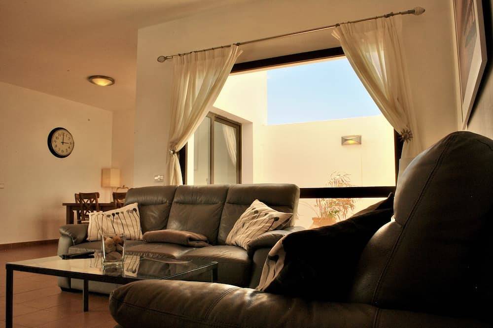 Secluded Tranquility: Entirely Private Villa w/ Heated Pool & Expansive Gardens in Playa Blanca, Yaiza