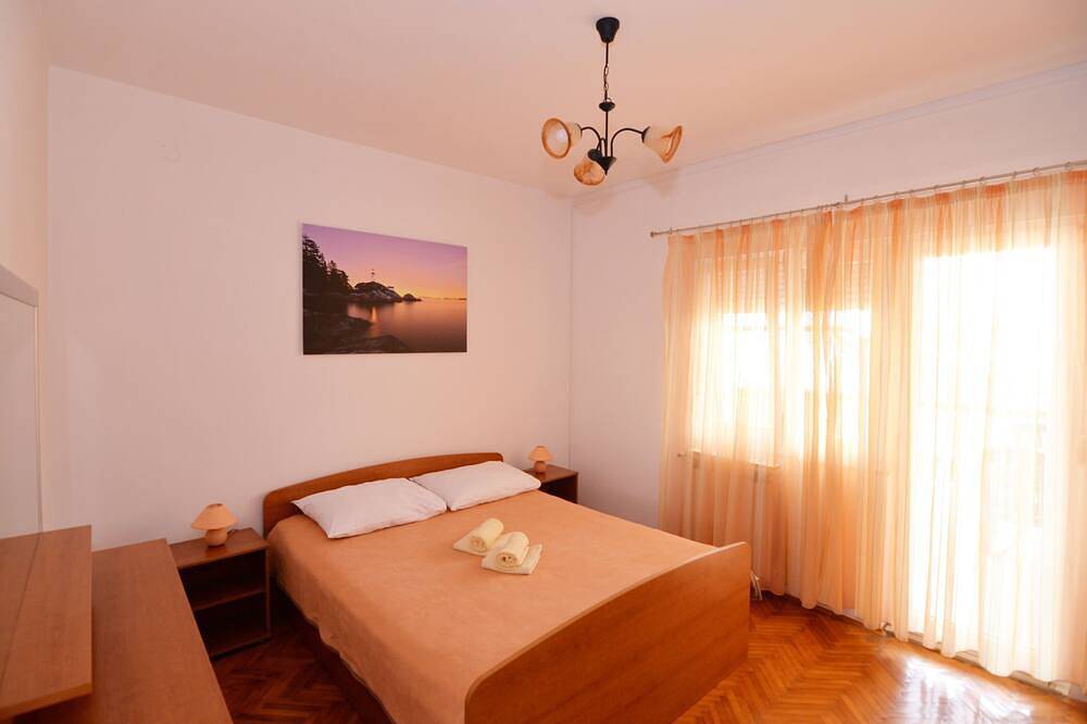 Ganze Wohnung, 2-Zimmer-Ferienwohnung mit Terrasse und Meerblick Tkon, Pasman in Tkon, Pasman