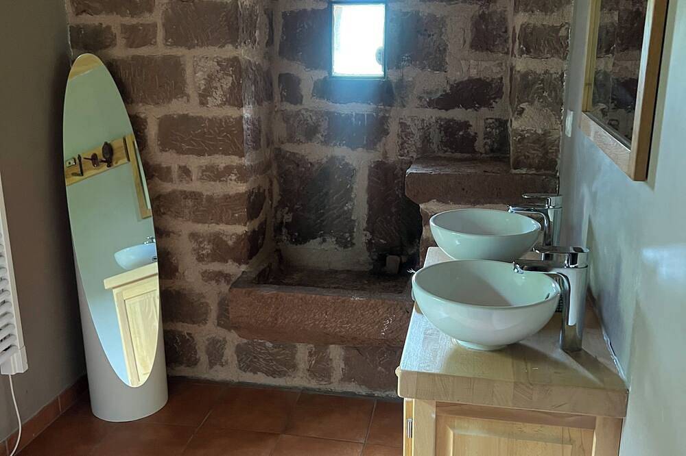 The barn in the heart of the valley in Marcillac-Vallon, Macizo Central