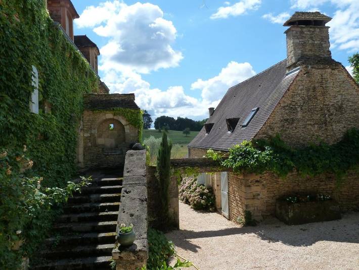 Location de vacances pour 6 personnes, avec jardin ainsi que piscine et vue à Saint-Amand-de-Coly