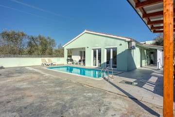 Ferienhaus für 8 Personen, mit Terrasse und Pool, mit Haustier in Fazana