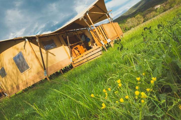 Camping pour 6 personnes, avec jardin ainsi que vue et piscine