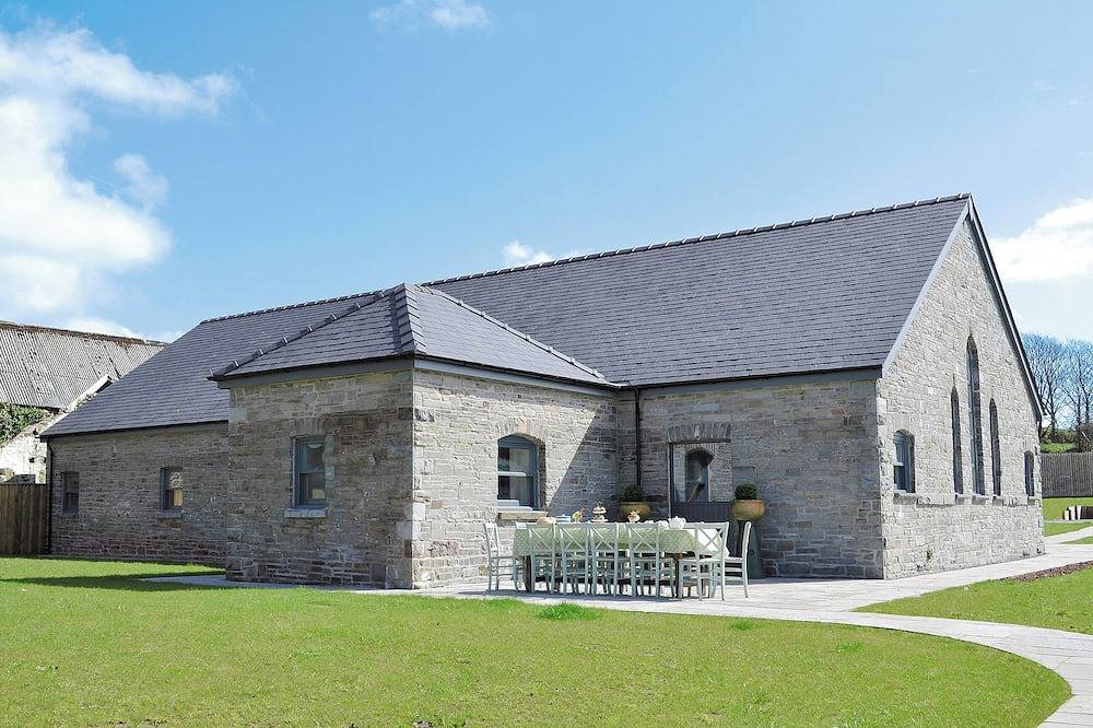 7 Schlafzimmer Unterkunft in Kidwelly in Carmarthenshire