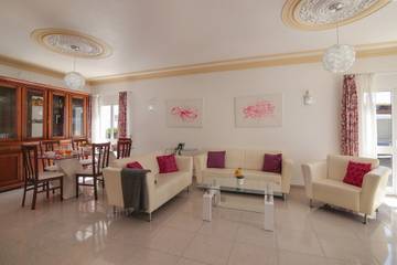 Villa for 6 Guests in Olhos de Água, Faro District, Picture 4