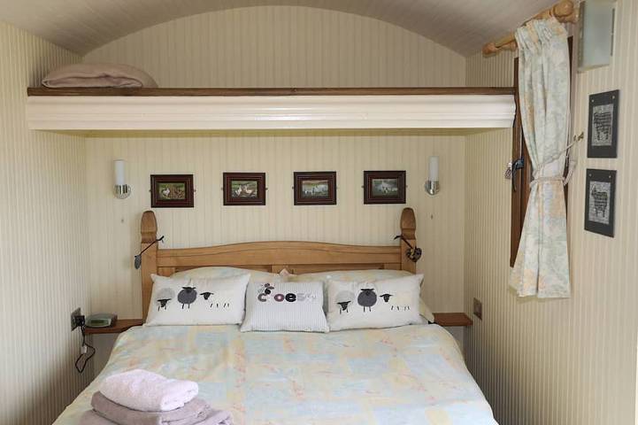 Llety'R Bugail 1, pet friendly, with a garden in Llanrug in Gwynedd