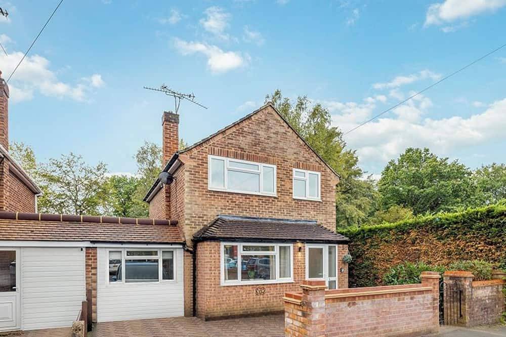 Woking -Garden, Driveway Parking, 4Bed in Woking, Surrey