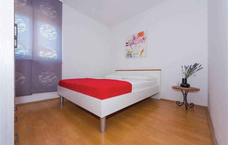 Ganze Ferienwohnung, Gemütliche Wohnung mit Terrasse, WLAN und Parkplatz, 1,5 km vom Strand entfernt in Vodice, Šibenik-Knin