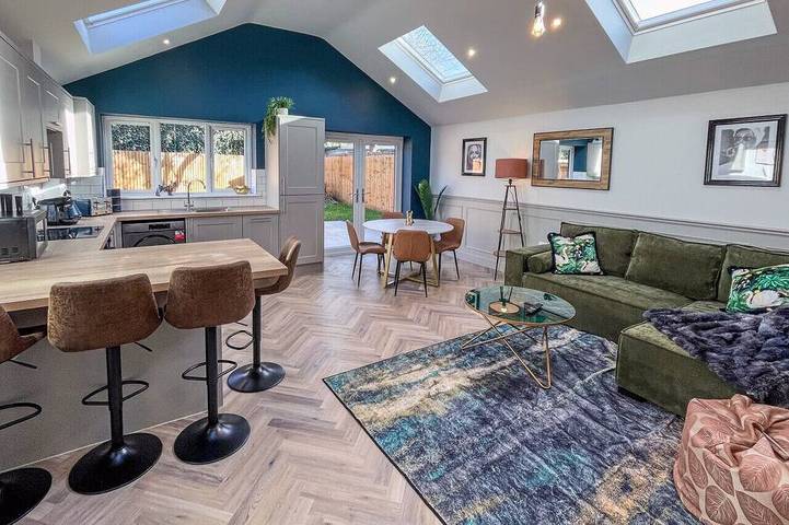 Holiday rental for 6 people, with balcony and hot tub as well as garden in Cambridge