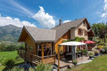 Chambre d’hôte pour 2 personnes, avec piscine et jardin ainsi que sauna et jacuzzi dans Hautes-Alpe