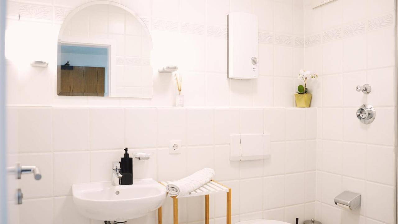 Ganze Wohnung, Apartment mit Balkon, Küche & Waschmaschine an der Whu in Vallendar, Osteifel