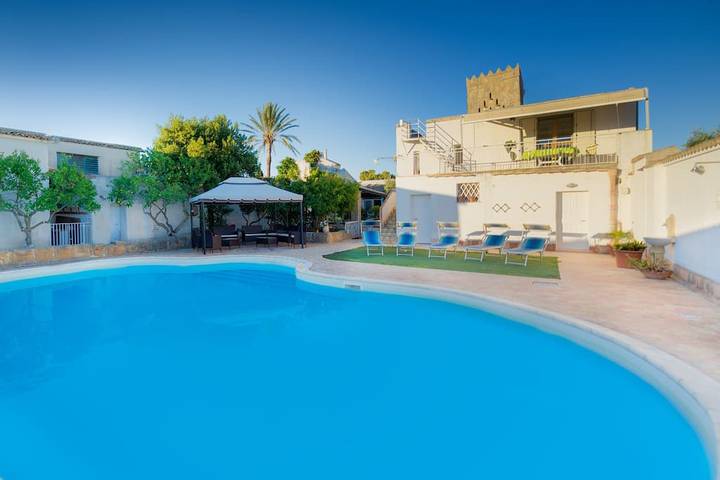 Villa pour 22 personnes, avec piscine et balcon/terrasse, animaux acceptés à Mazara del Vallo
