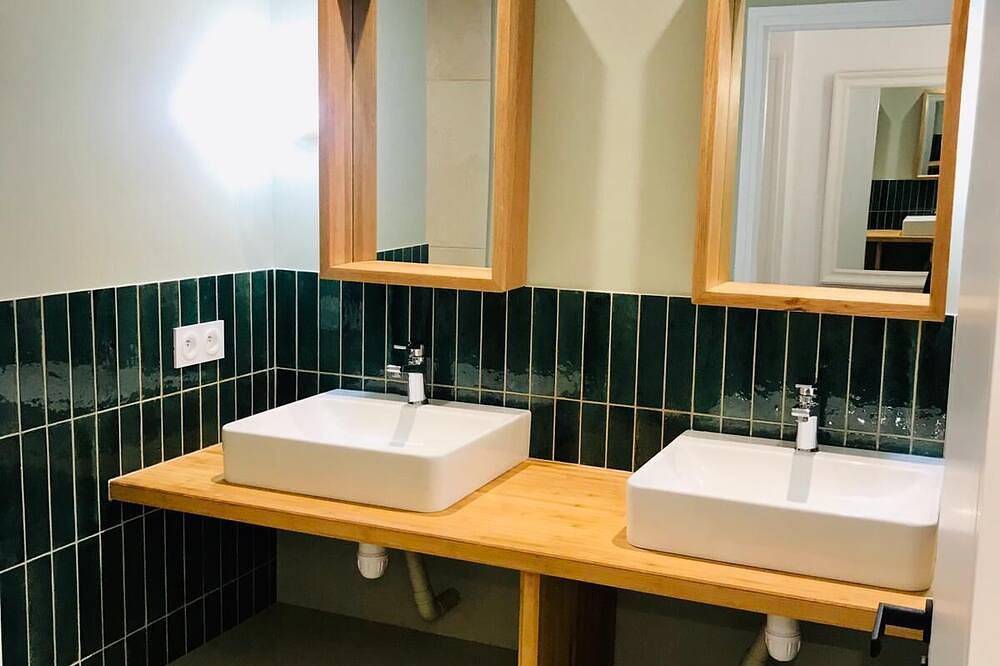 Entire apartment, Appart. 80m2 + Terrace. Feet in the water. Carnon 1st line. Direct beach access in Carnon-Plage, Mauguio