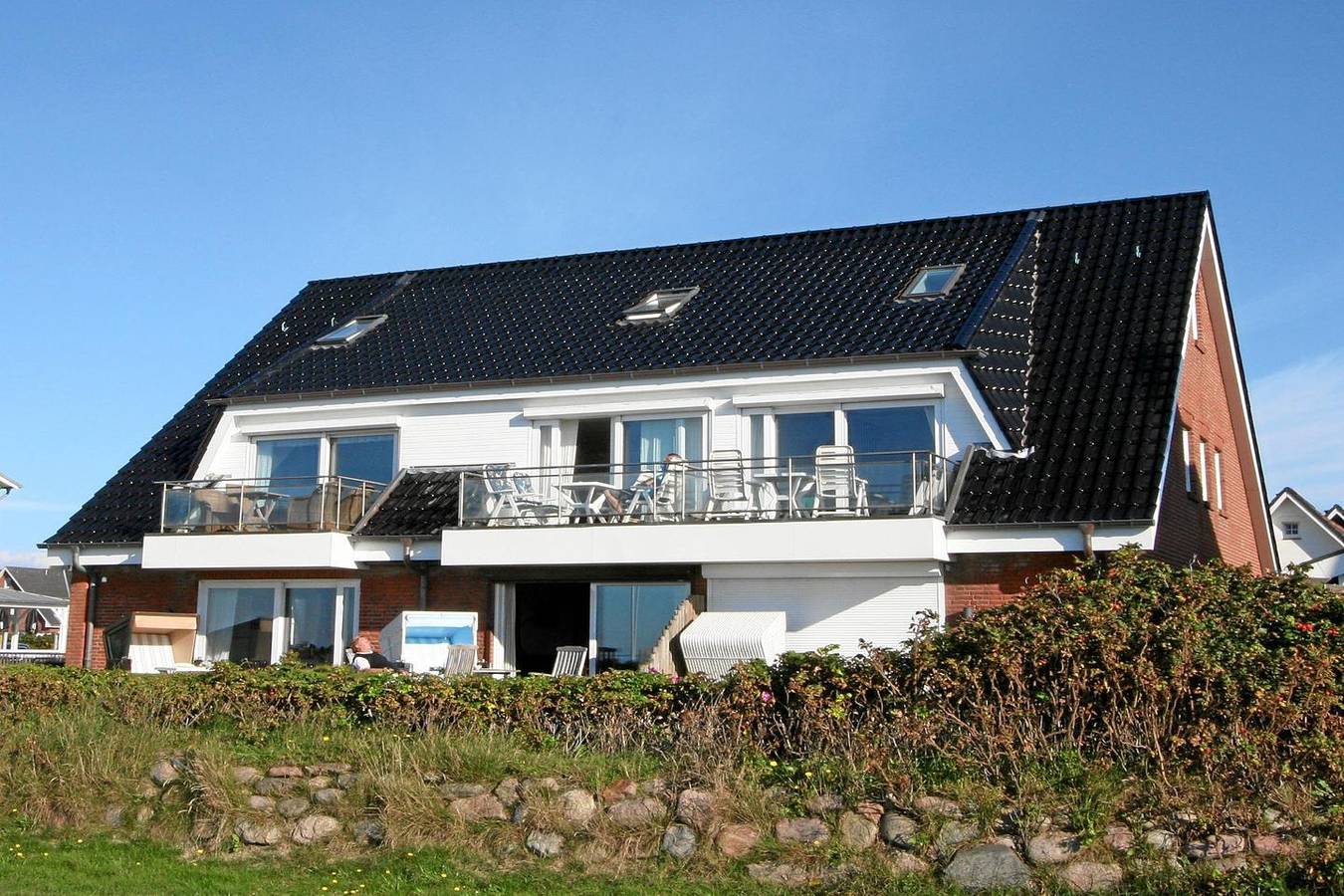 Ganze Wohnung, Helle Ferienwohnung auf zwei Ebenen in direkter Strandlage mit vollem Meerblick in Wenningstedt, Sylt