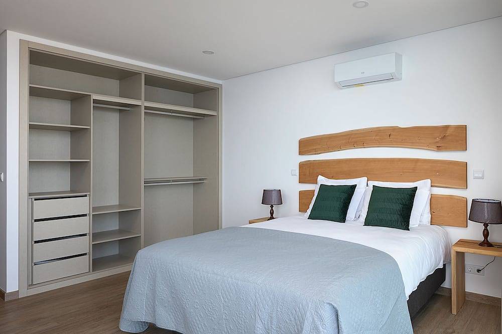 Villa with breathtaking views & private infinity heated pool in Câmara de Lobos, Madeira