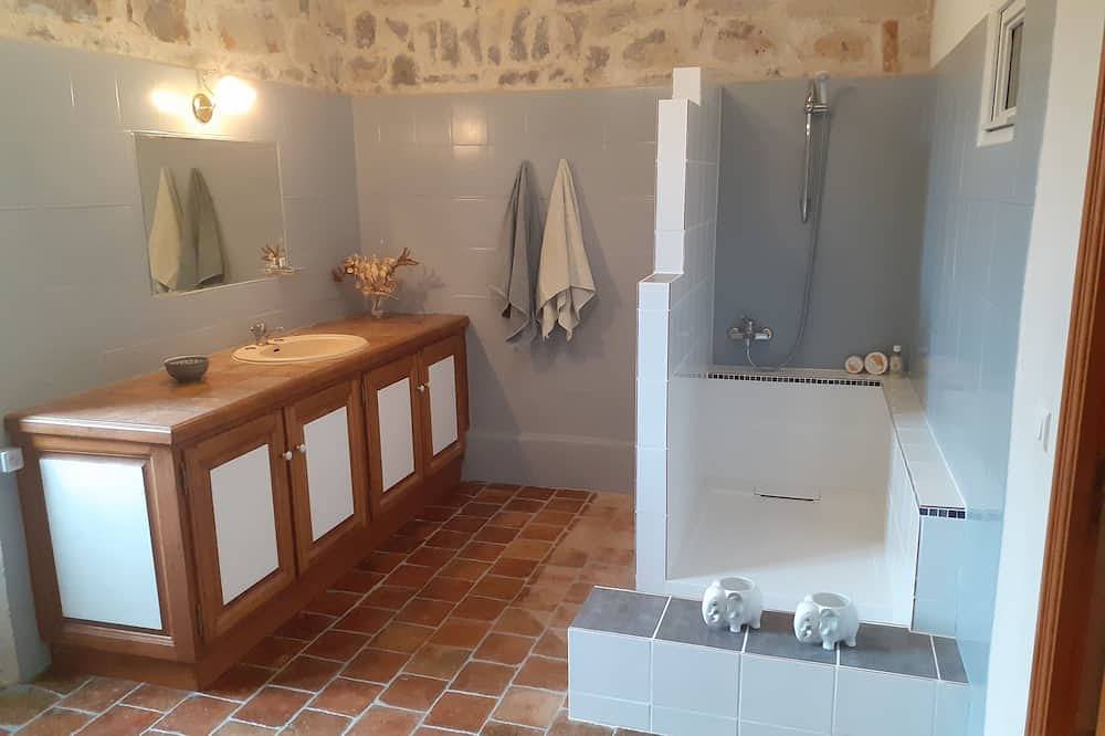 Gîte *** l'Escoussou 110 m², 3 ch, charme, nature, piscine chauffée, Sud Ardèche in Joyeuse, Ardèche