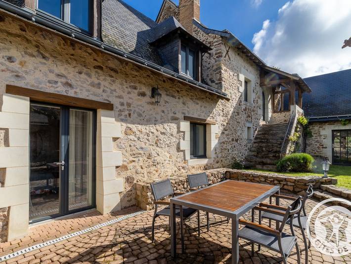 Gîte pour 2 personnes, avec terrasse et piscine à Soucelles