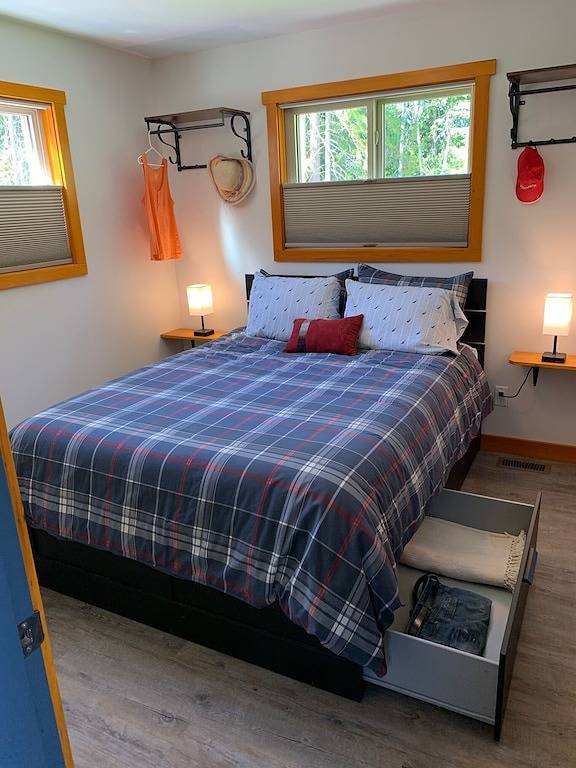 Driftwood Chalet overlooking Shuswap Lake, perfect for couples! Golf on-site!! in Shuswap Lake, Columbia-Shuswap Regional District